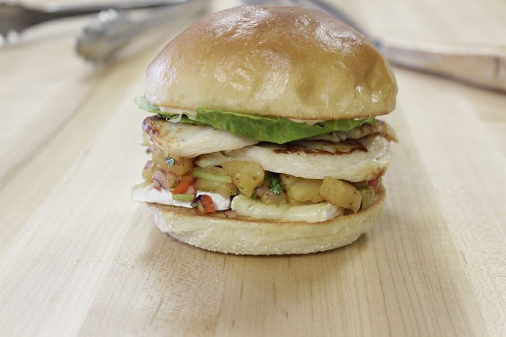 Recette de burger au poulet salsa à l’ananas pour le barbecue