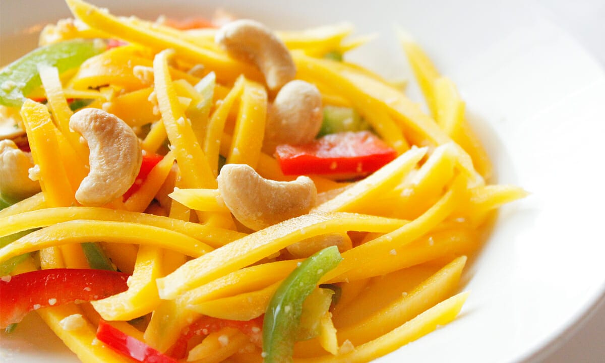 Salade de mangues et de noix de cajou